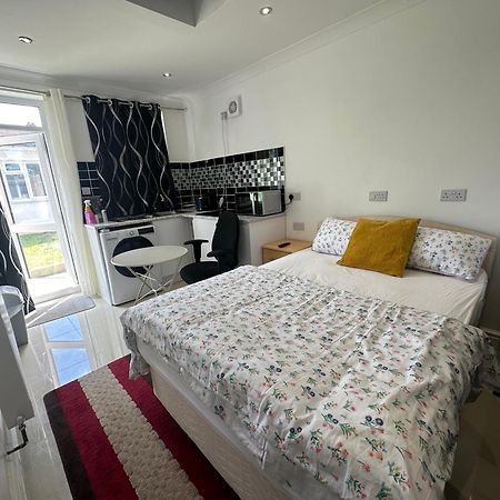 Luxury Ensuite Studio In Crayford Dartford Bexley London With Full Kitchen And Side Garden Alleyway Entrance Erith Εξωτερικό φωτογραφία