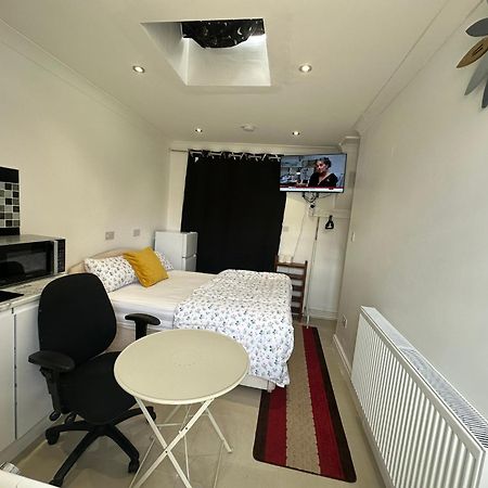 Luxury Ensuite Studio In Crayford Dartford Bexley London With Full Kitchen And Side Garden Alleyway Entrance Erith Εξωτερικό φωτογραφία