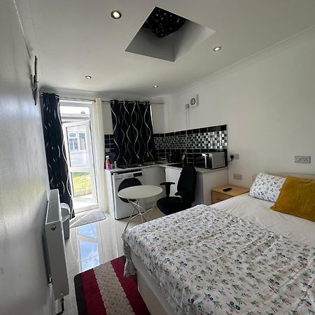 Luxury Ensuite Studio In Crayford Dartford Bexley London With Full Kitchen And Side Garden Alleyway Entrance Erith Εξωτερικό φωτογραφία