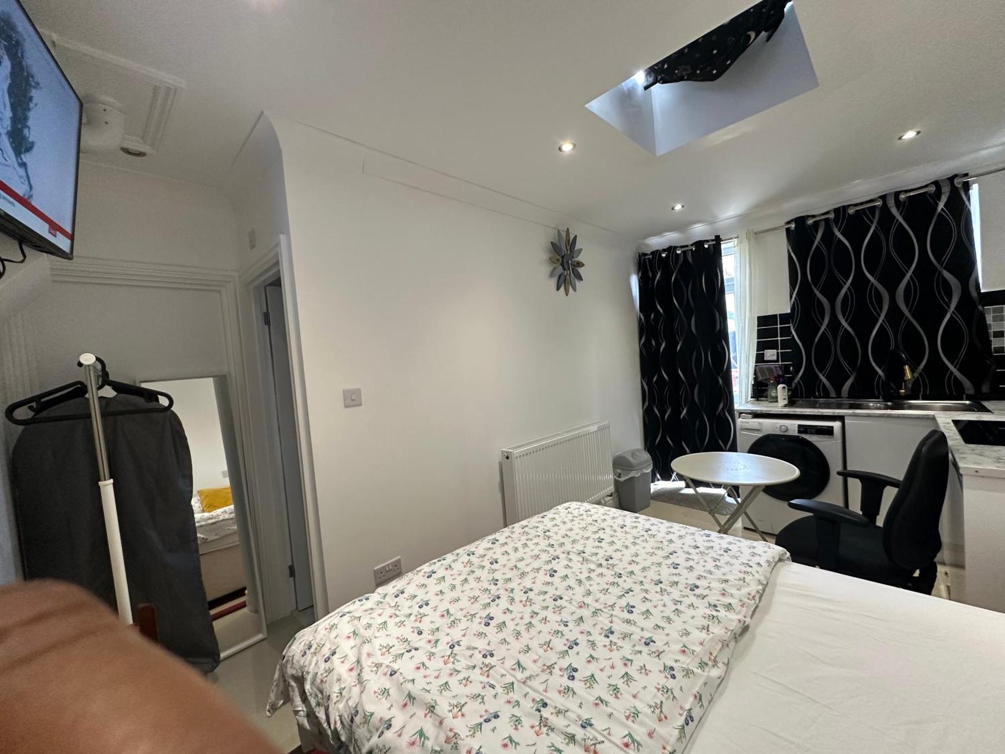 Luxury Ensuite Studio In Crayford Dartford Bexley London With Full Kitchen And Side Garden Alleyway Entrance Erith Εξωτερικό φωτογραφία