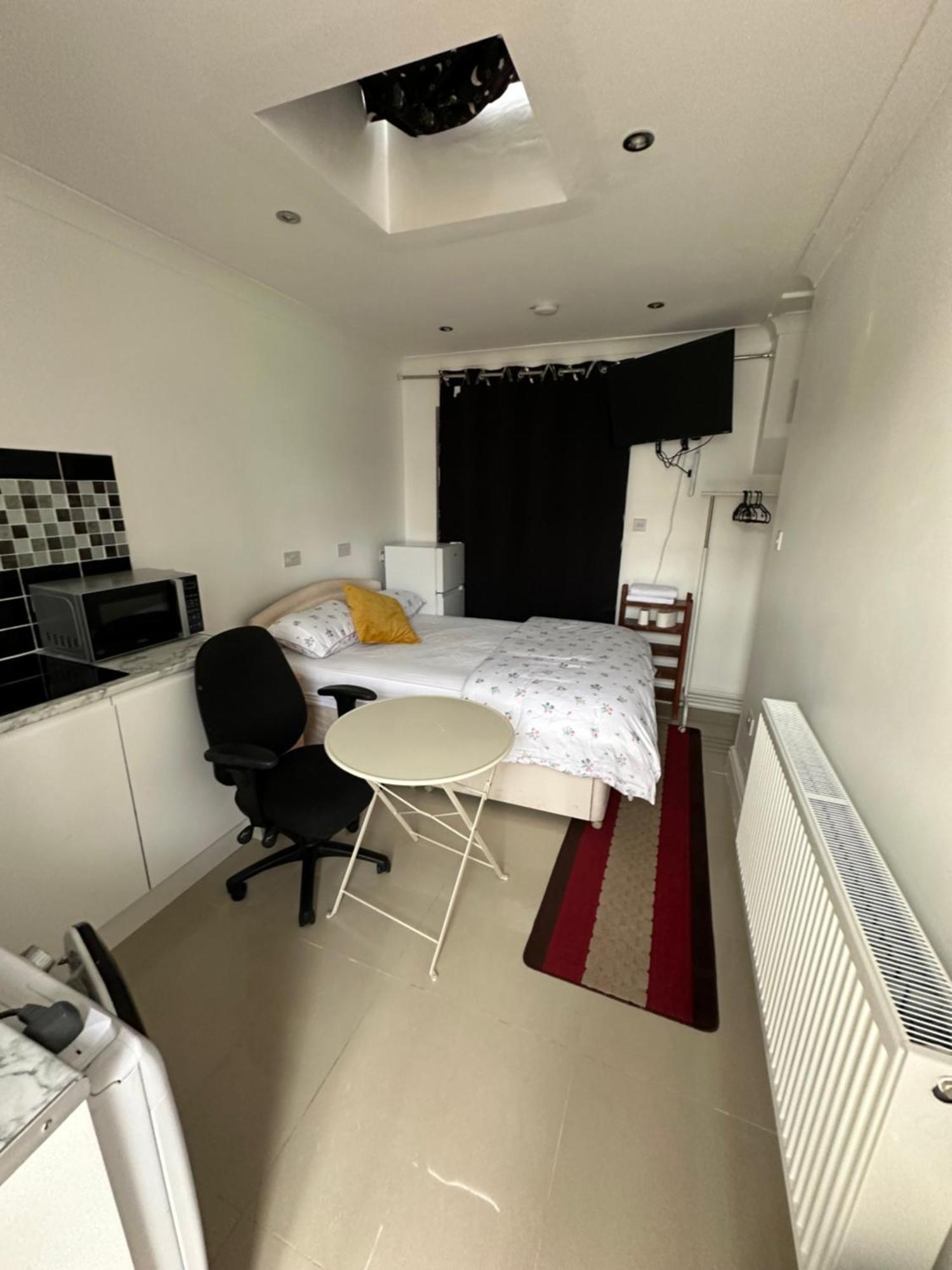 Luxury Ensuite Studio In Crayford Dartford Bexley London With Full Kitchen And Side Garden Alleyway Entrance Erith Εξωτερικό φωτογραφία