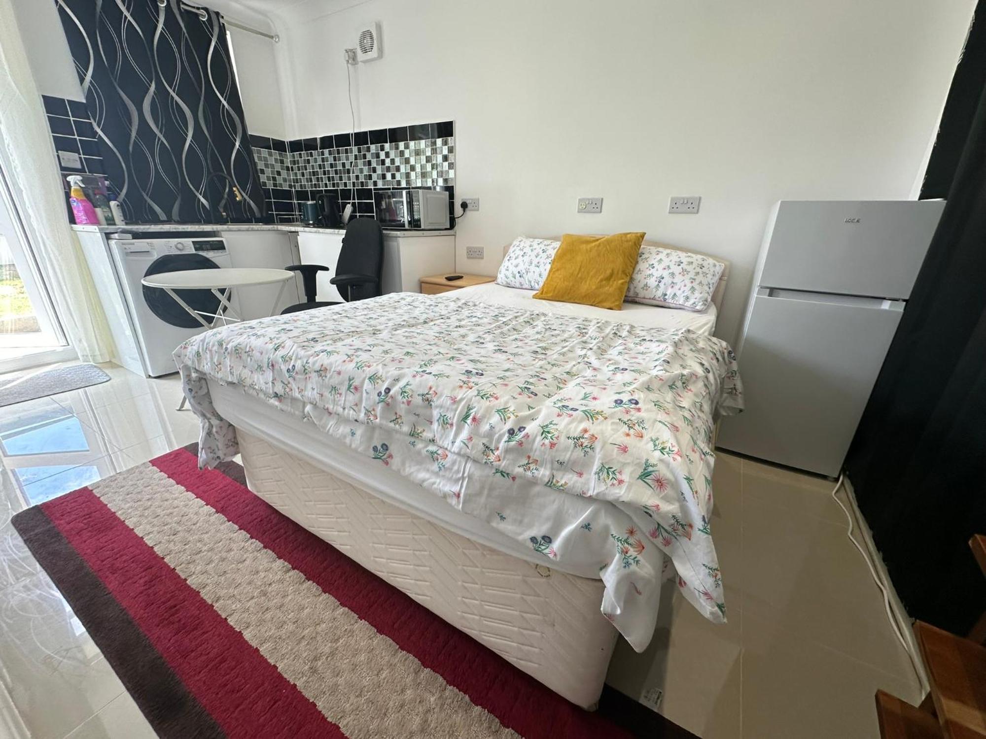 Luxury Ensuite Studio In Crayford Dartford Bexley London With Full Kitchen And Side Garden Alleyway Entrance Erith Εξωτερικό φωτογραφία