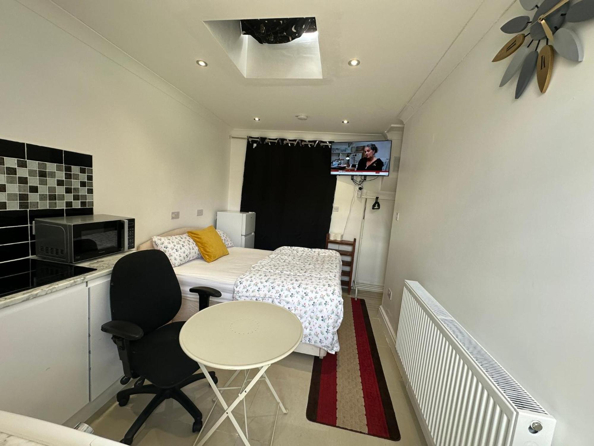 Luxury Ensuite Studio In Crayford Dartford Bexley London With Full Kitchen And Side Garden Alleyway Entrance Erith Εξωτερικό φωτογραφία