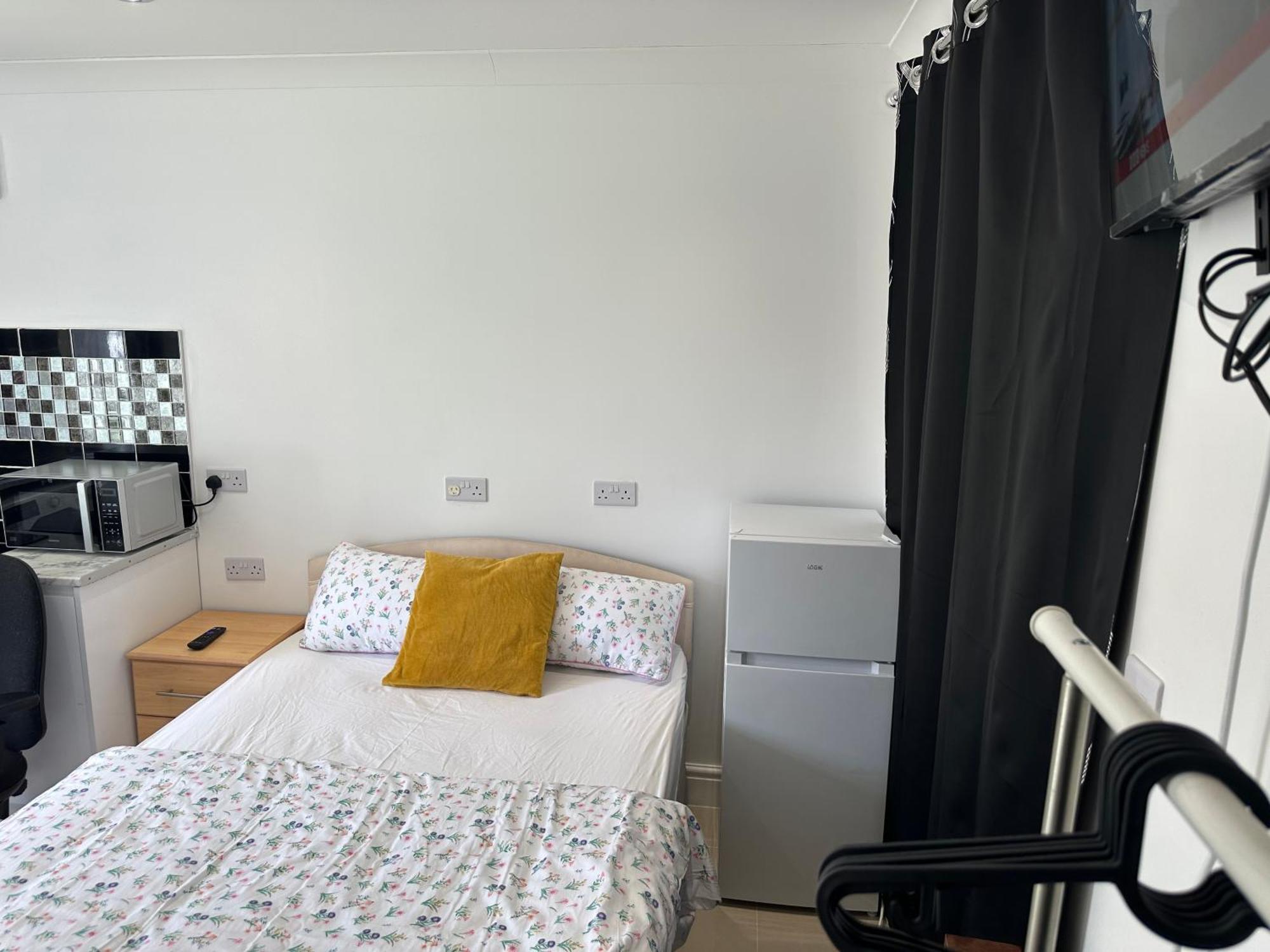 Luxury Ensuite Studio In Crayford Dartford Bexley London With Full Kitchen And Side Garden Alleyway Entrance Erith Εξωτερικό φωτογραφία