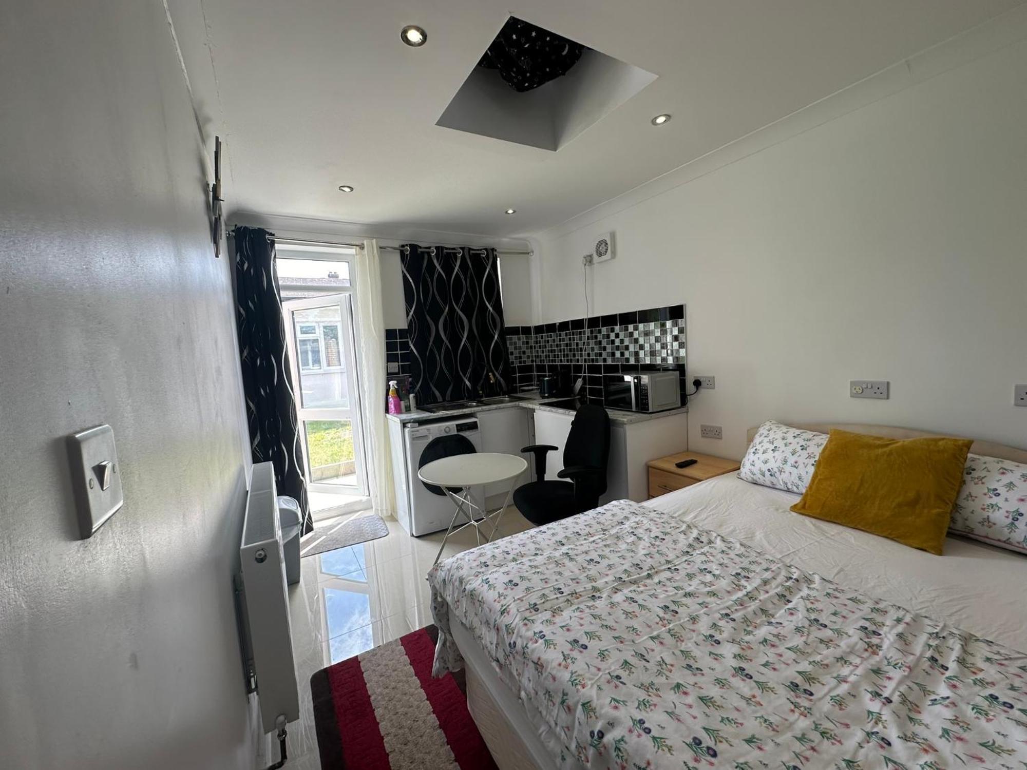 Luxury Ensuite Studio In Crayford Dartford Bexley London With Full Kitchen And Side Garden Alleyway Entrance Erith Εξωτερικό φωτογραφία