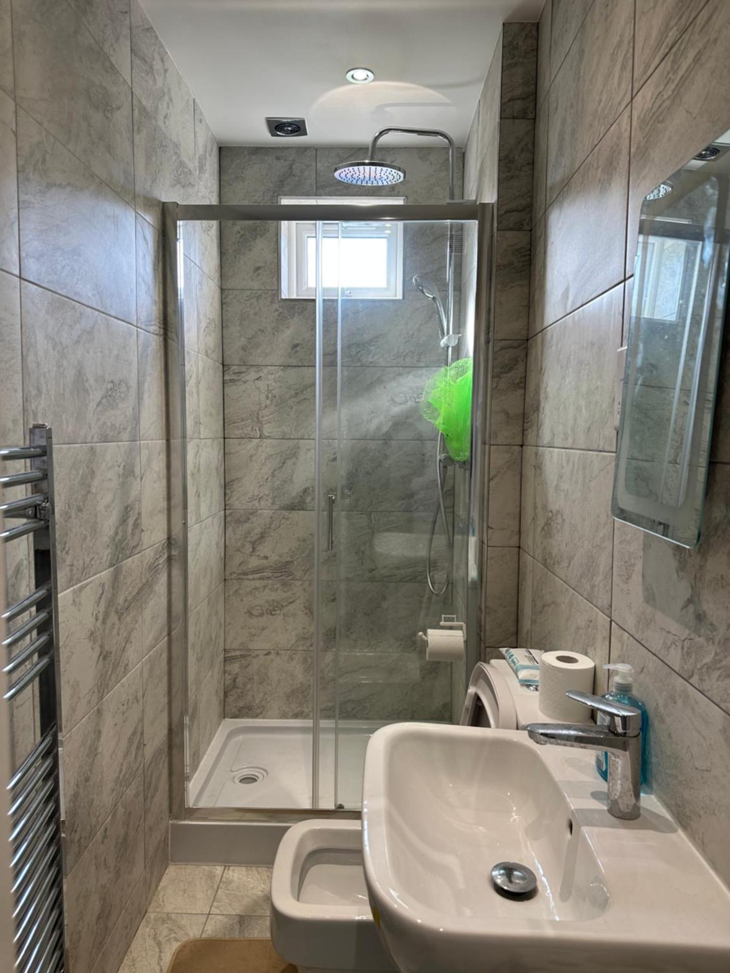 Luxury Ensuite Studio In Crayford Dartford Bexley London With Full Kitchen And Side Garden Alleyway Entrance Erith Εξωτερικό φωτογραφία
