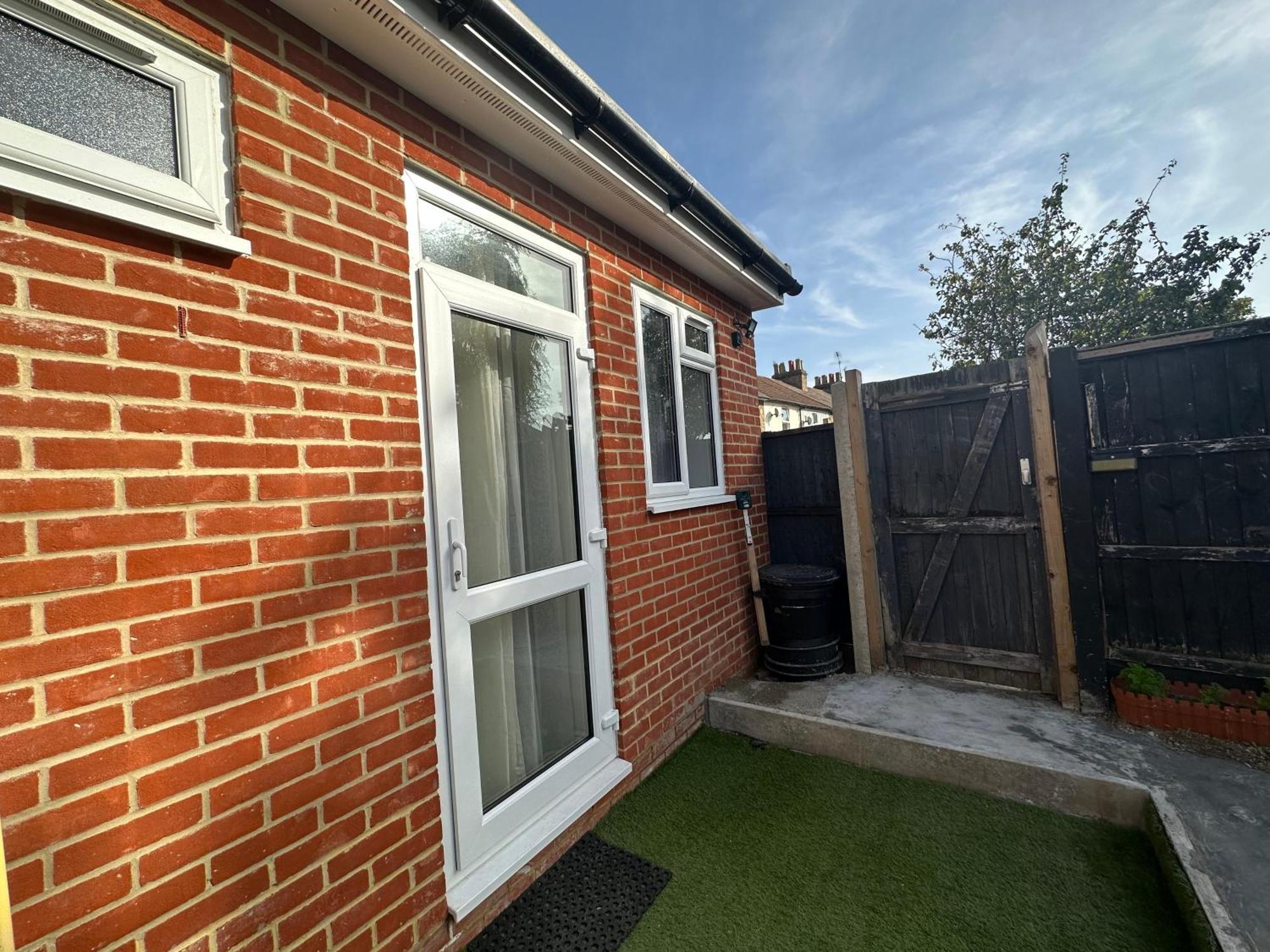 Luxury Ensuite Studio In Crayford Dartford Bexley London With Full Kitchen And Side Garden Alleyway Entrance Erith Εξωτερικό φωτογραφία