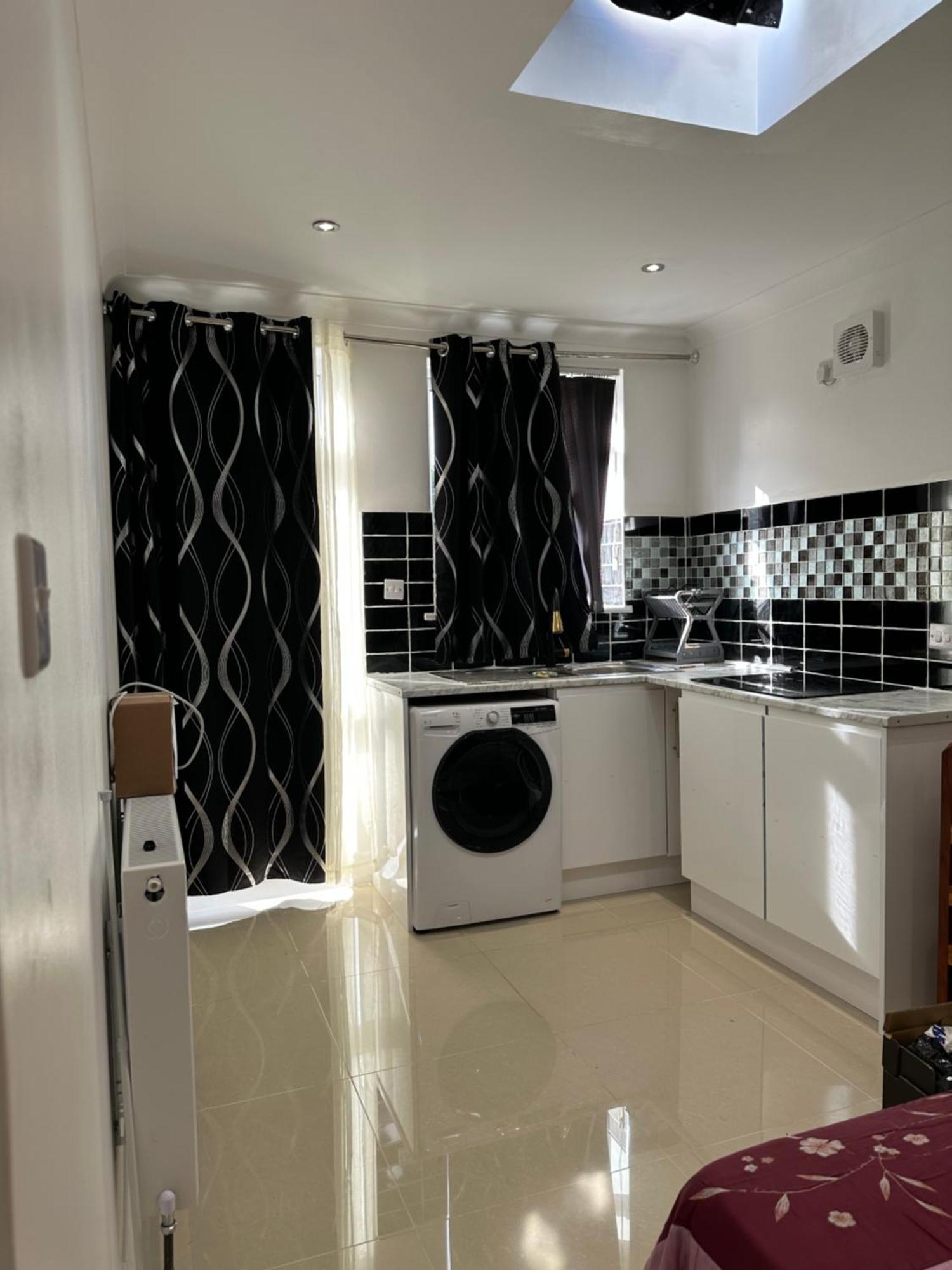 Luxury Ensuite Studio In Crayford Dartford Bexley London With Full Kitchen And Side Garden Alleyway Entrance Erith Εξωτερικό φωτογραφία