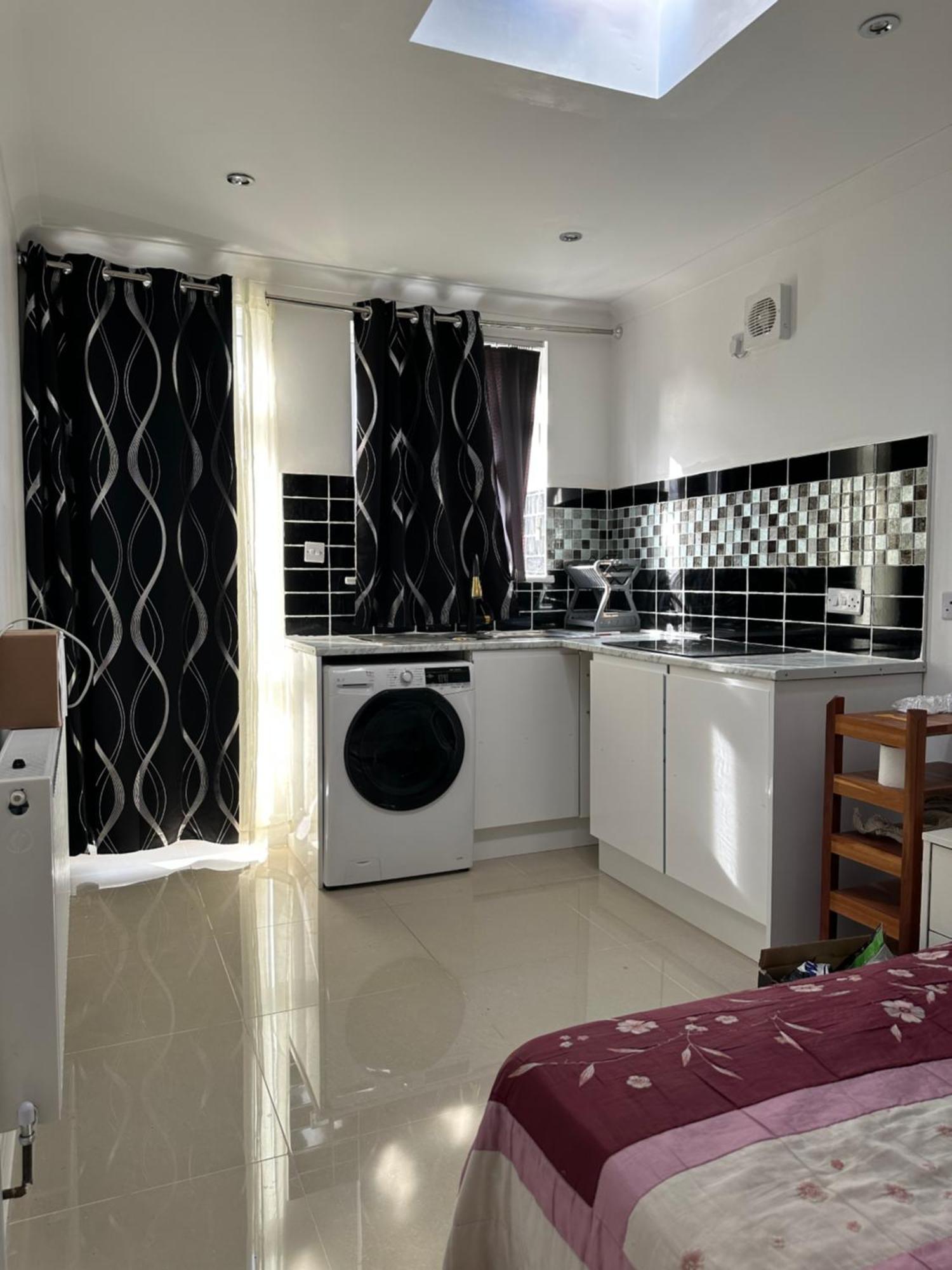 Luxury Ensuite Studio In Crayford Dartford Bexley London With Full Kitchen And Side Garden Alleyway Entrance Erith Εξωτερικό φωτογραφία