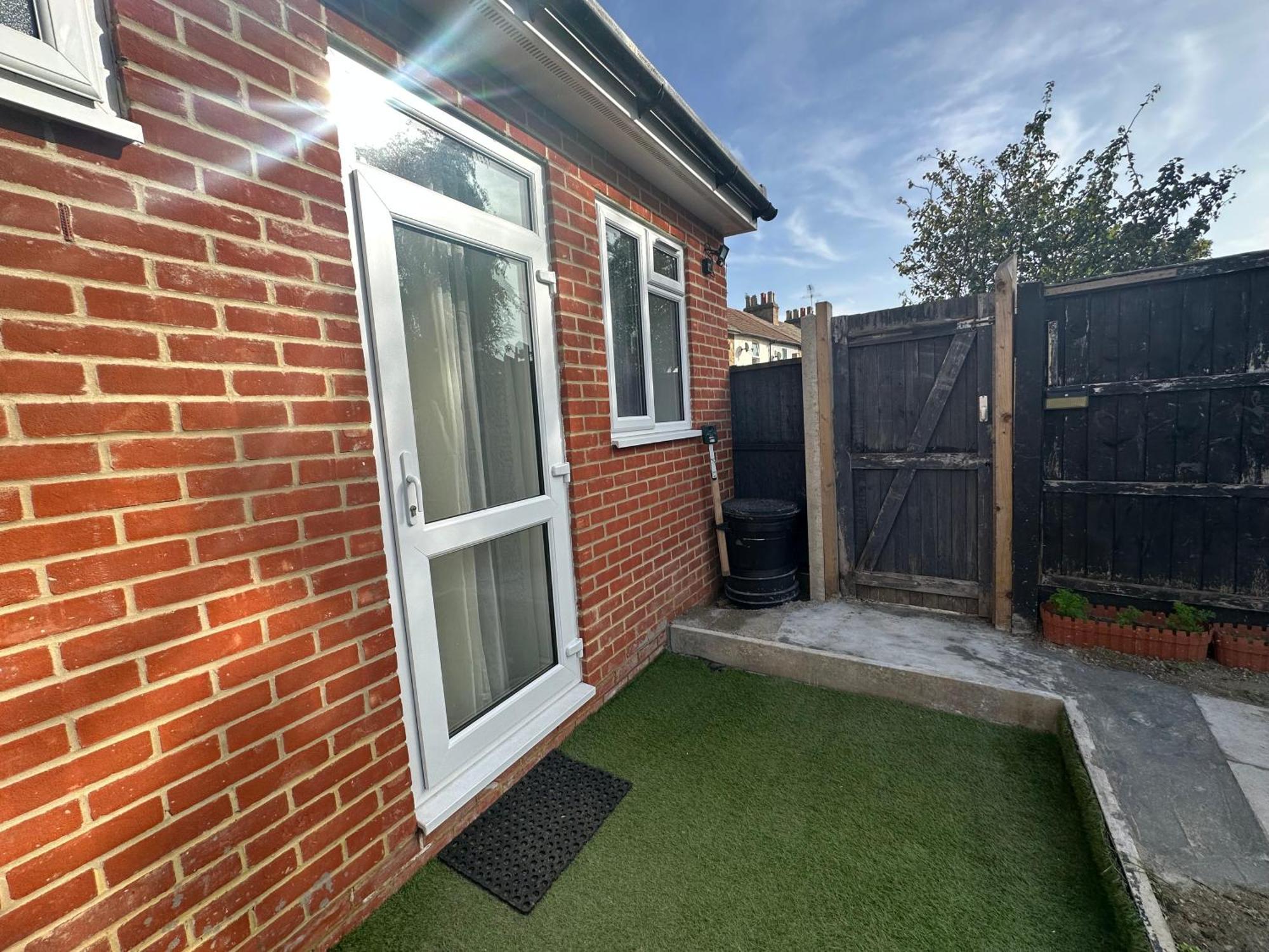 Luxury Ensuite Studio In Crayford Dartford Bexley London With Full Kitchen And Side Garden Alleyway Entrance Erith Εξωτερικό φωτογραφία